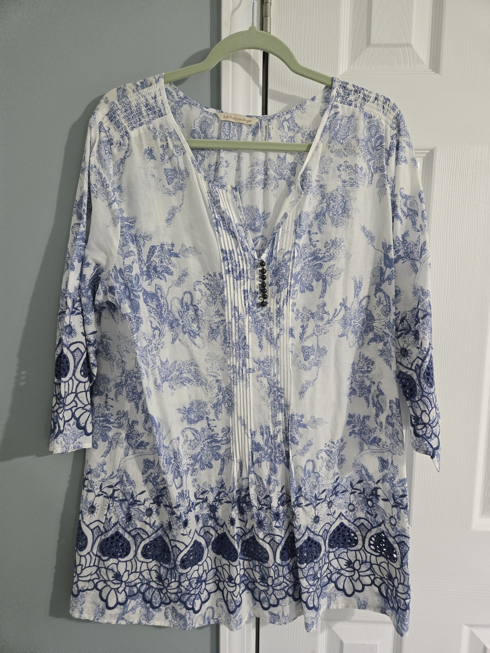 Soft Surroundings White Tunic with Blue Floral Border Print Size L